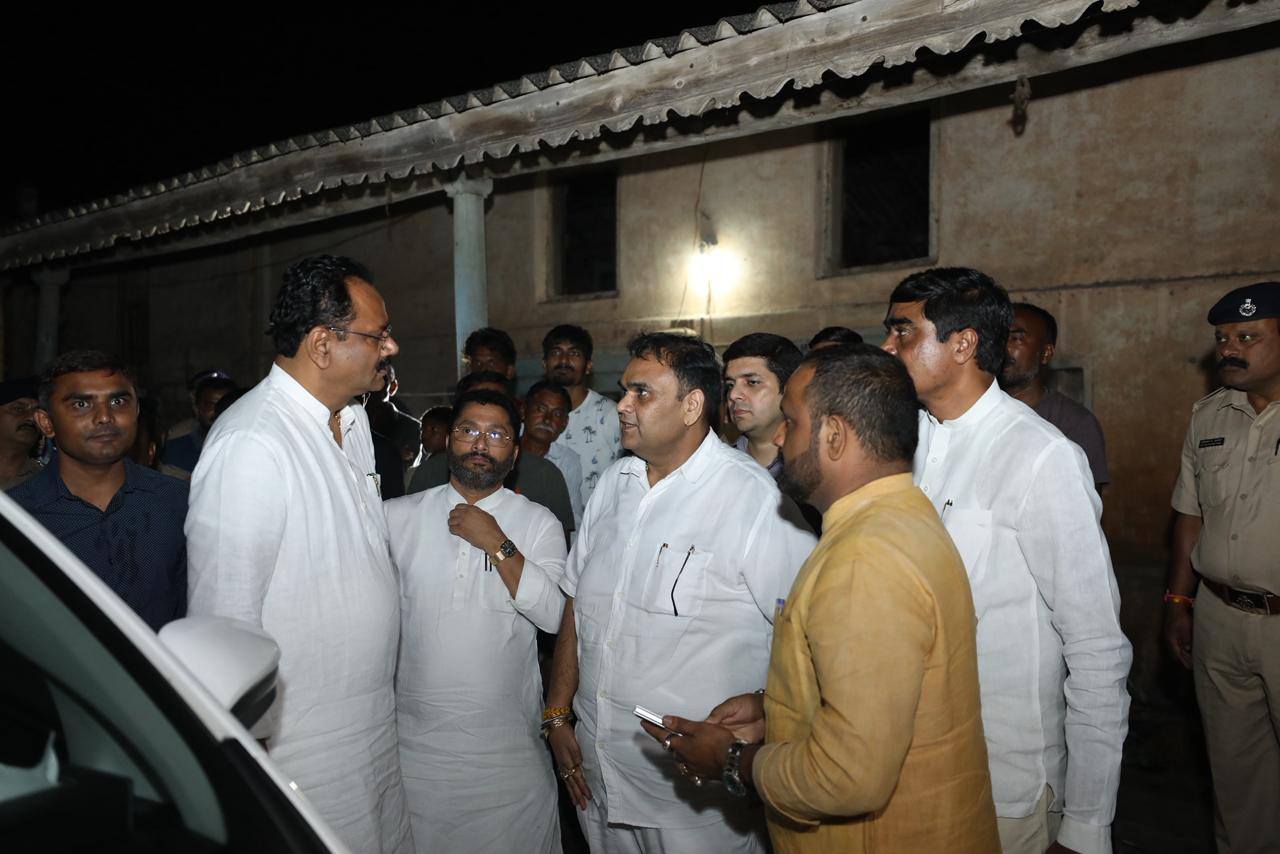 તા. ૦૩-૧૧-૨૦૨૫ ના રોજ સુરત જિલ્લાના બારડોલી તાલુકાના સમથાણ ગામે રાજ્યમાં થયેલા કમોસમી વરસાદને કારણે ખેડૂતોને થયેલ વ્યાપક નુકસાનની સ્થિતિમાં ખેડૂતોને તાત્કાલિક સહાય અને રાહત મળી રહે તે માટે સંપૂર્ણપણે પ્રતિબદ્ધ છે.